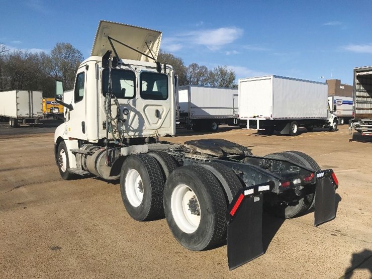 2019-freightliner-cascadia-126-image-2