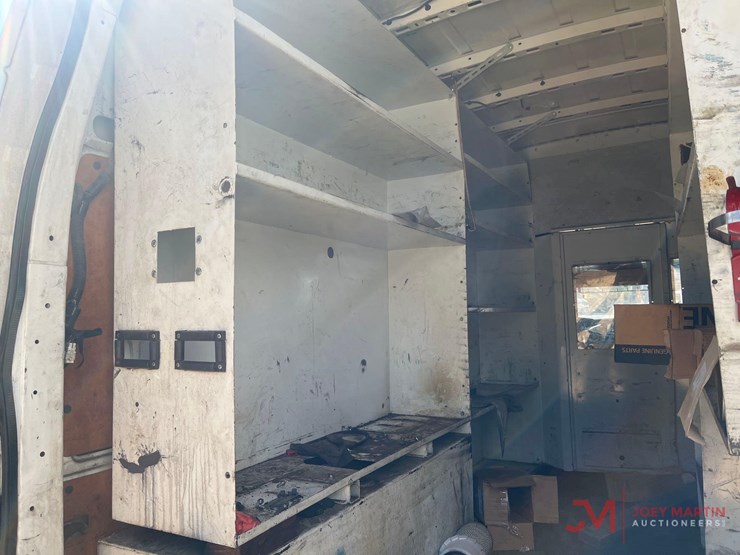 2013-nissan-nv3500hd-image-16