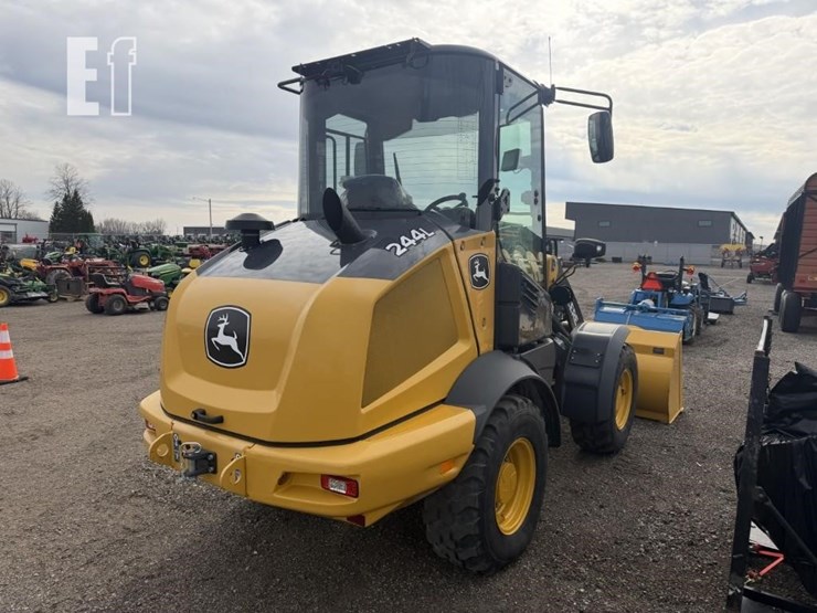 2023-deere-244l-image-4