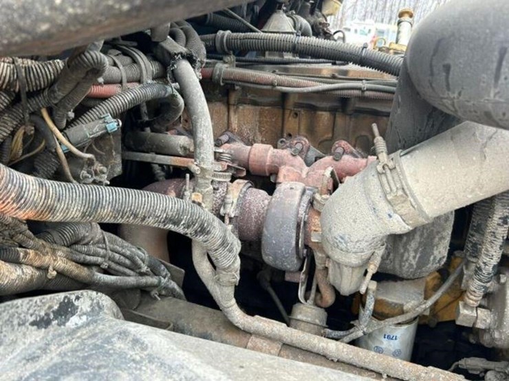 2004-freightliner-fl80-image-35