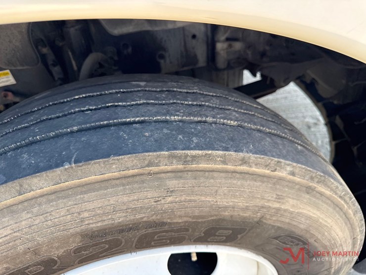 2012-freightliner-cascadia-day-cab-truck-tractor-image-9