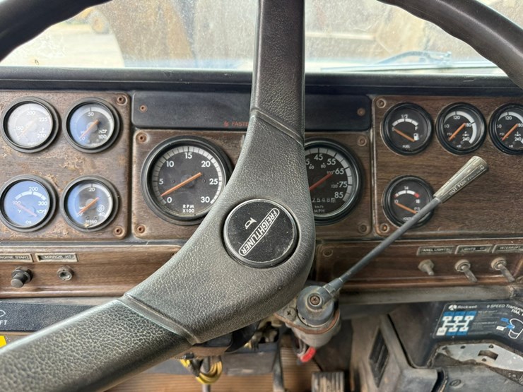 1998-freightliner-108sd-plus-image-61