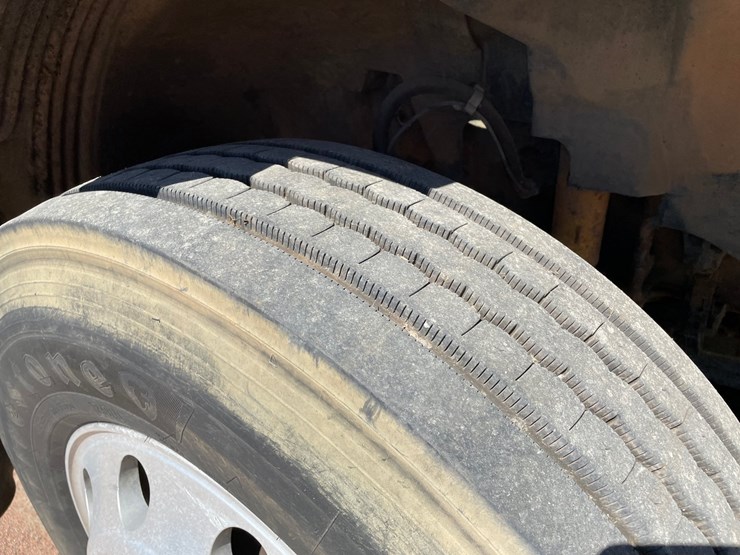 2005-volvo-10-image-18