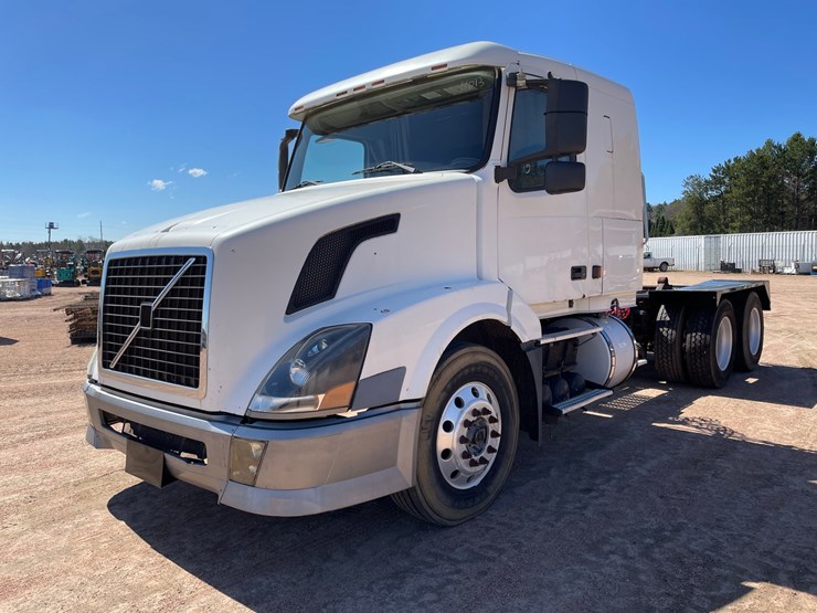 2005-volvo-10-image-1