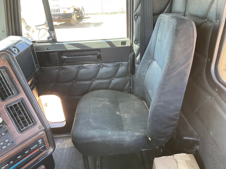 2007-freightliner-fld120-image-43