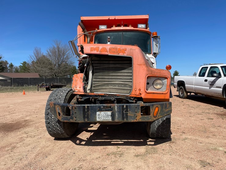 1992-mack-dm690s-image-2