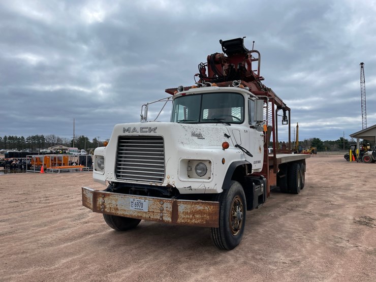 1990-mack-dm690s-image-2