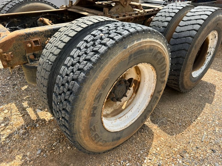 1998-freightliner-108sd-plus-image-21