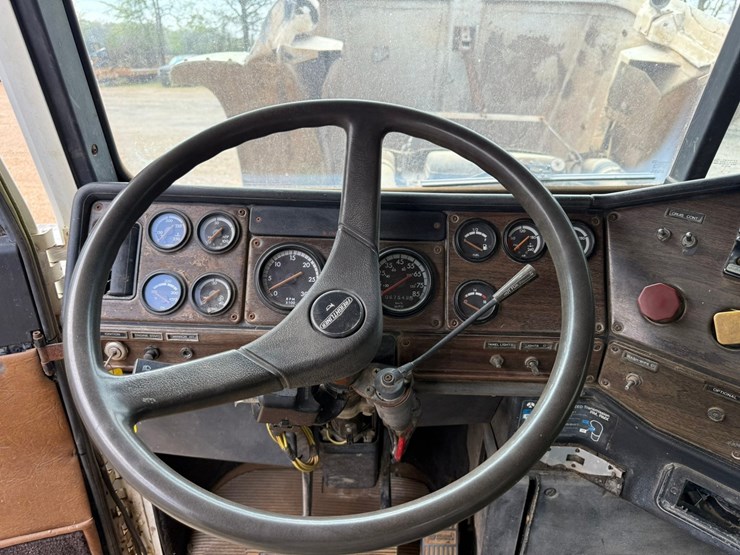 1998-freightliner-108sd-plus-image-56