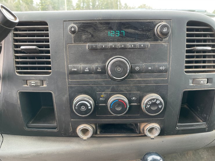 2011-chevrolet-3500-image-38