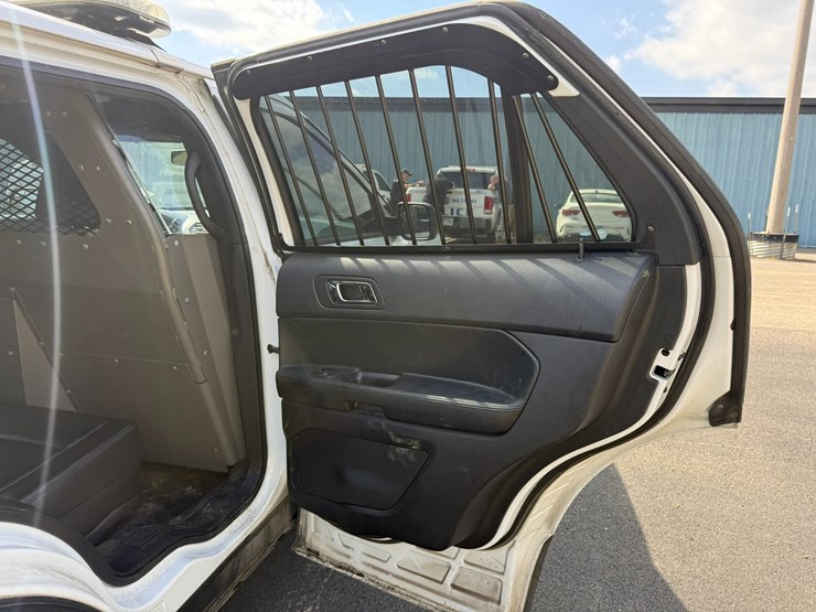 2018-ford-explorer-image-32