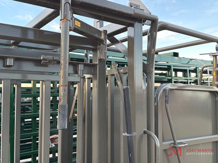 new/unused-m620-manual-squeeze-chute-image-13