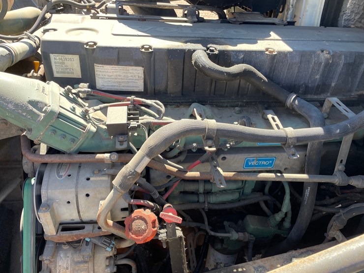 2005-volvo-10-image-14