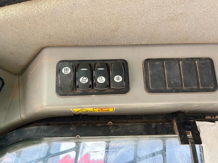 2017-caterpillar-259d-image-23