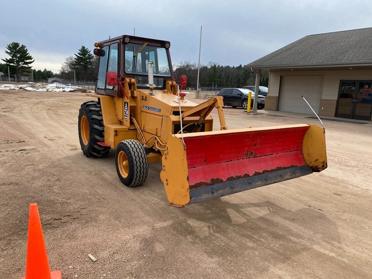 #1004-•-1982-allis-chalmers-714-series-b-industrial-plow-tractor-image-3
