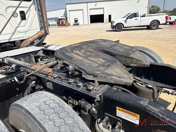 2012-freightliner-cascadia-day-cab-truck-tractor-image-6