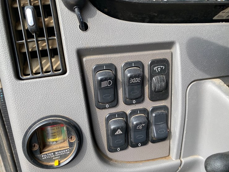 2017-peterbilt-348-image-54