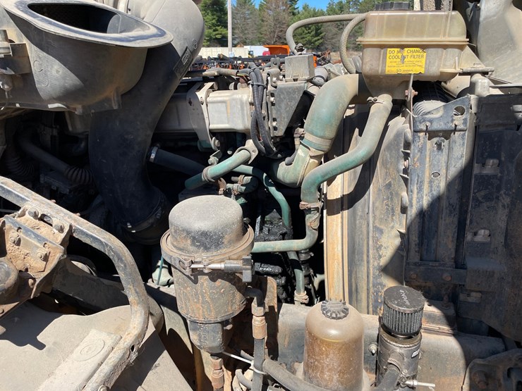 2005-volvo-10-image-16