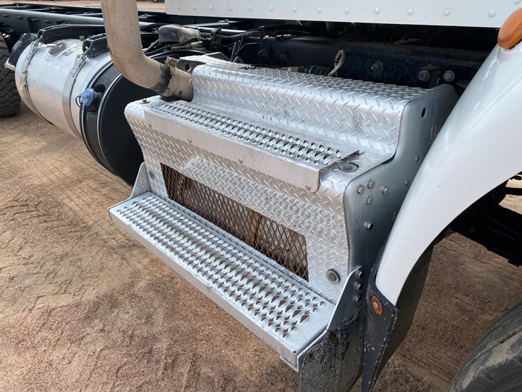 2017-peterbilt-348-image-19