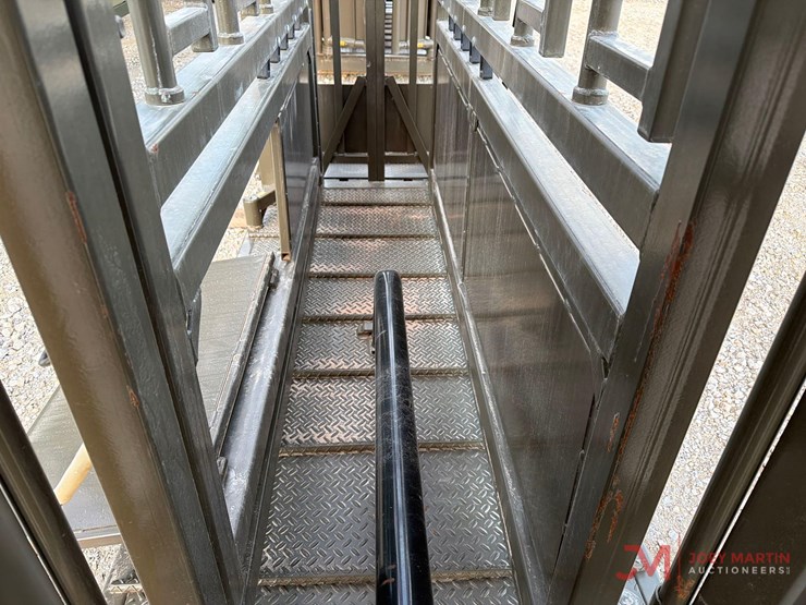 new/unused-m620-manual-squeeze-chute-image-10