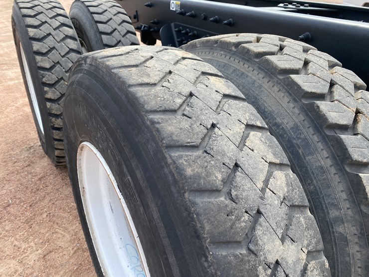 2017-peterbilt-348-image-23