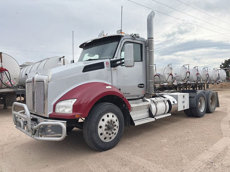 2016-kenworth-t880-image-1
