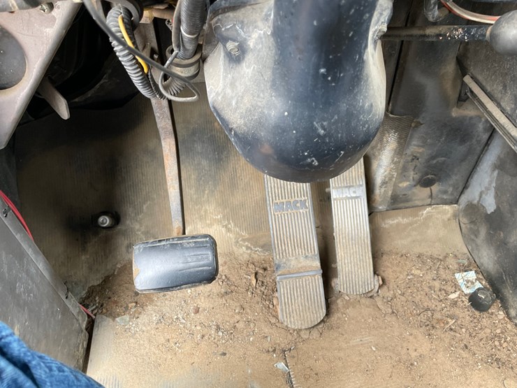 1990-mack-dm690s-image-42