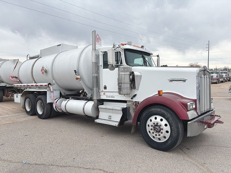 2005-kenworth-w900l-image-1