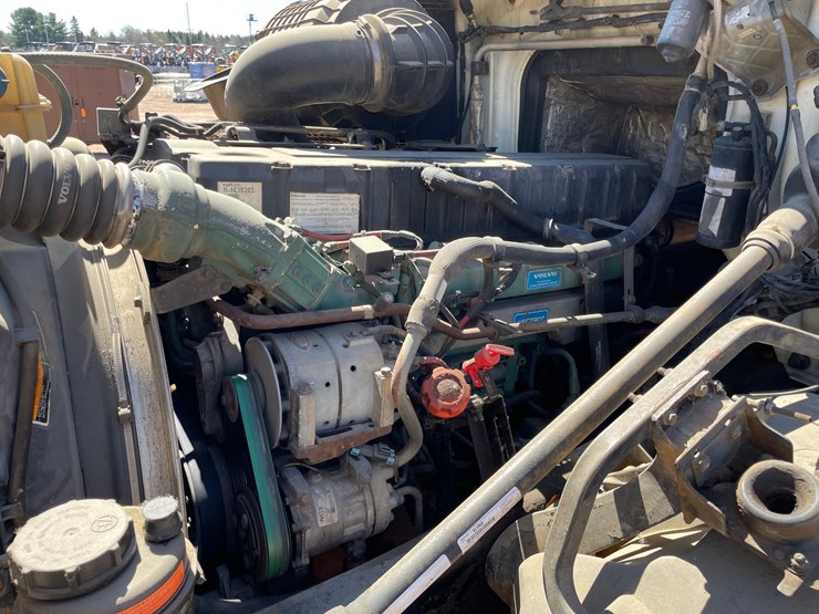 2005-volvo-10-image-13