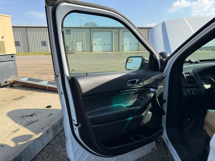 2017-ford-explorer-image-31