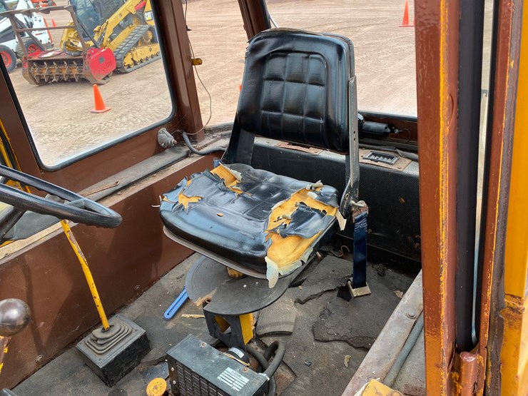 #1004-•-1982-allis-chalmers-714-series-b-industrial-plow-tractor-image-46