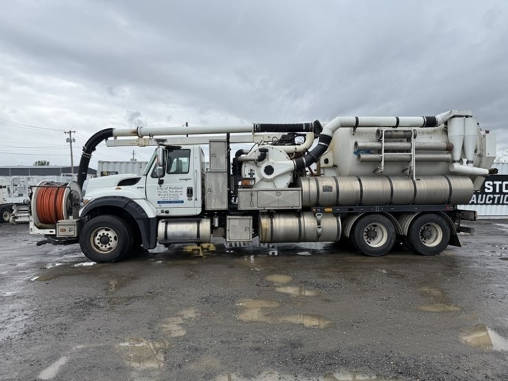 2013-international-7600-image-7