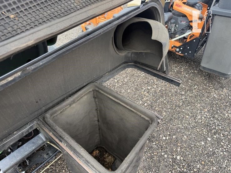 2017-john-deere-x738-image-23