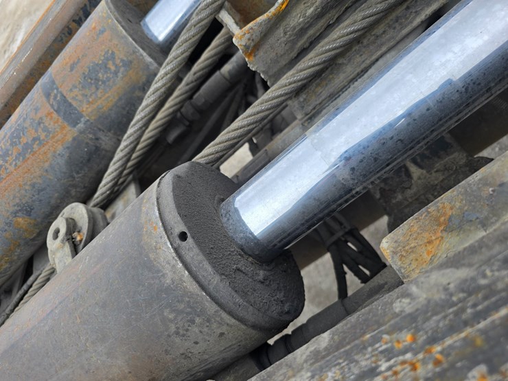 #22589-•-2006-mack-cv713-granite-roll-off-truck-image-69