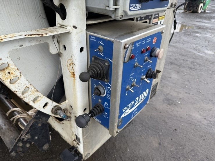 2013-international-7600-image-16