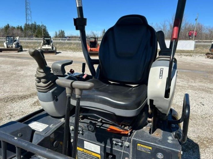2019-deere-17g-image-13