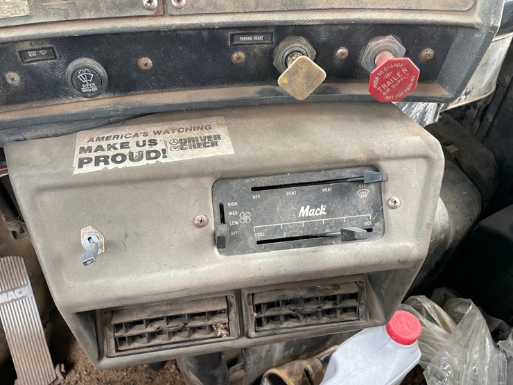 1990-mack-dm690s-image-39