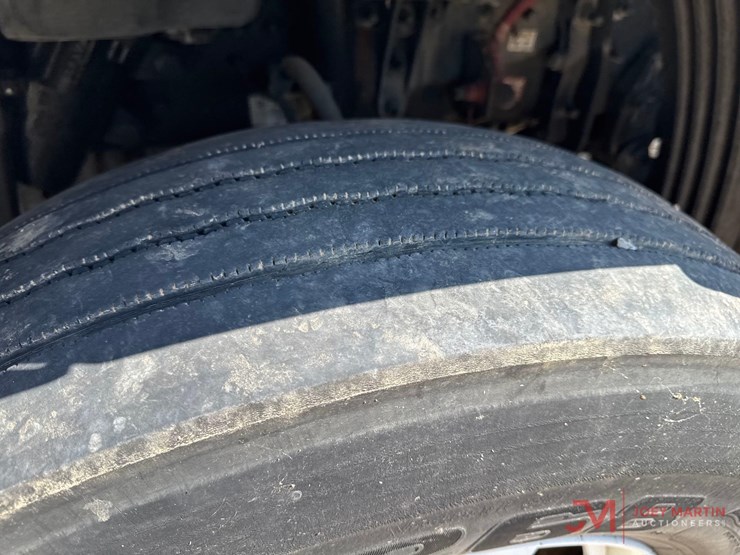 2012-freightliner-cascadia-day-cab-truck-tractor-image-4