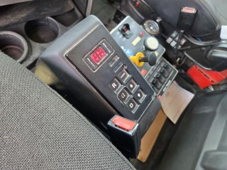 2012-caterpillar-ct660s-image-16