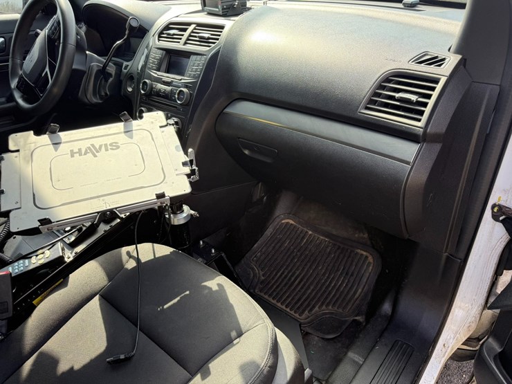2018-ford-explorer-image-37