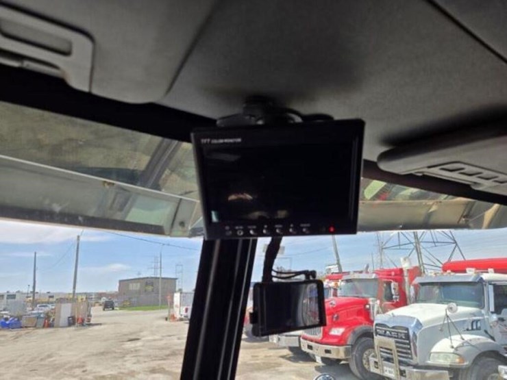 2012-caterpillar-ct660s-image-21