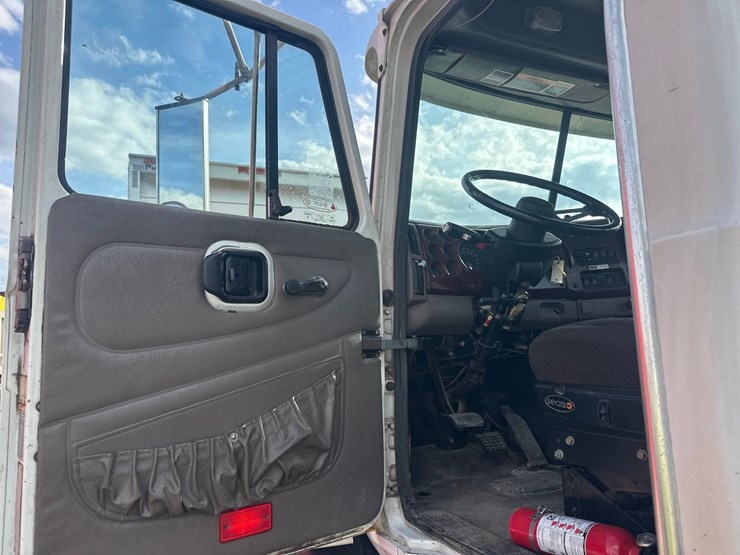 2002-mack-ch613-image-22
