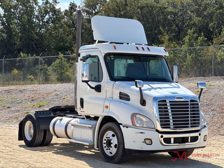 2012-freightliner-cascadia-day-cab-truck-tractor-image-1