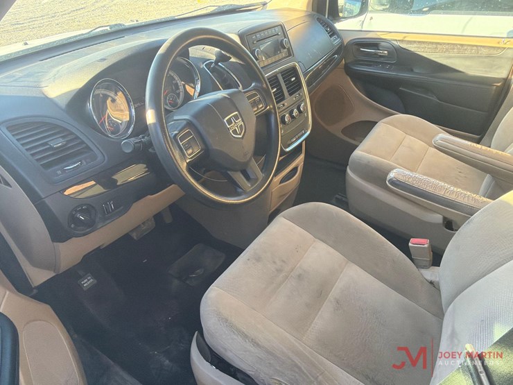 2015-dodge-grand-caravan-image-16