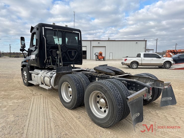 2015-freightliner-day-cab-truck-tractor-image-3