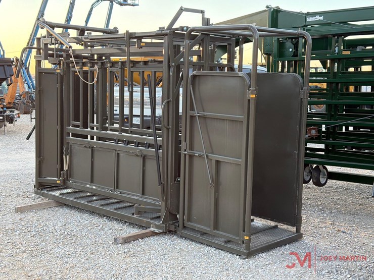 new/unused-m620-manual-squeeze-chute-image-3