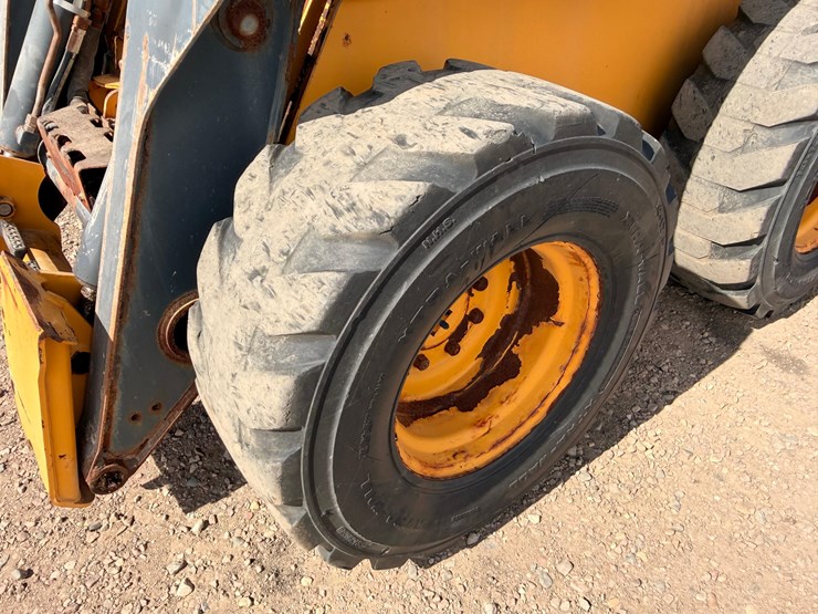 2014-deere-328e-image-23