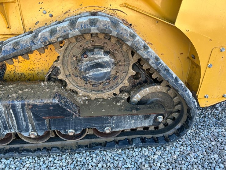 2016-deere-317g-image-18