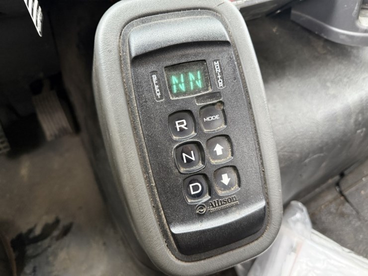 2013-international-7600-image-38