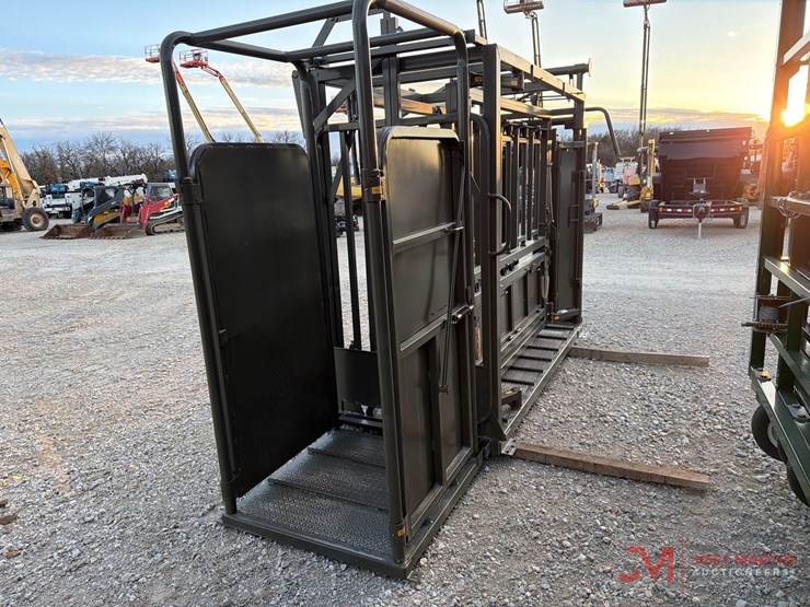 new/unused-m620-manual-squeeze-chute-image-4